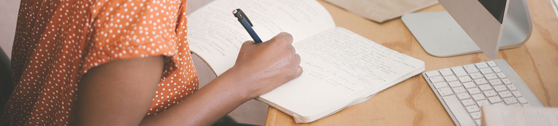 Schüler schreibt in sein Heft