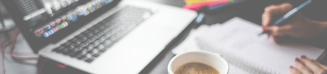 Bürotisch mit Laptop und Kaffee
