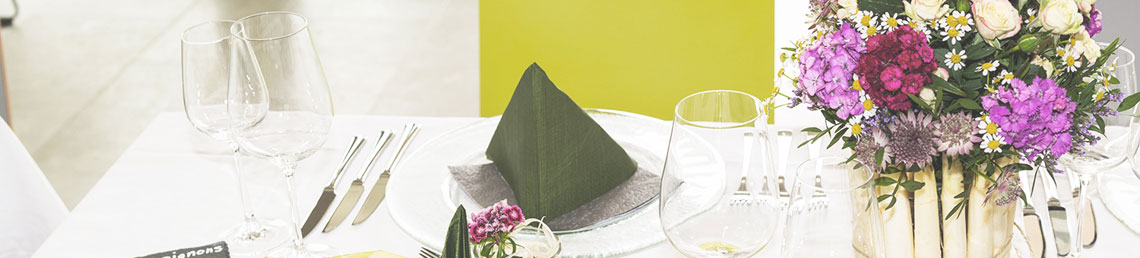 Schön gedeckter Tisch mit Blumen