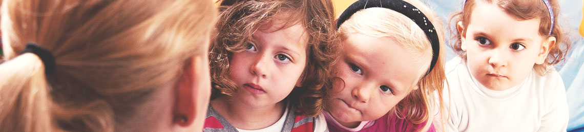 Mehrere Kinder hören zu