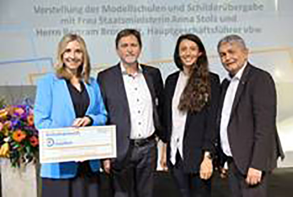 Gruppenbild: Anna Stolz, Rainer Bartl, Theresa Müller, Bertram Brossardt
