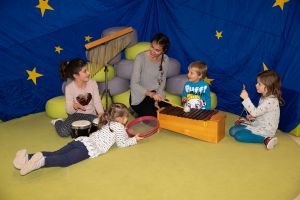 Kinder musizieren