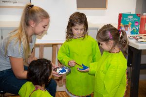Kinder bemalen sich