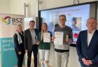 Abbildung 1: v.l.n.r. JSC Schwaben digital 2022 Platz 2 Sophie Schaar (Rewe Hauptbahnhof), Platz 3 Gabriel Keplinger (Denn´s Biomarkt Stadtbergen)