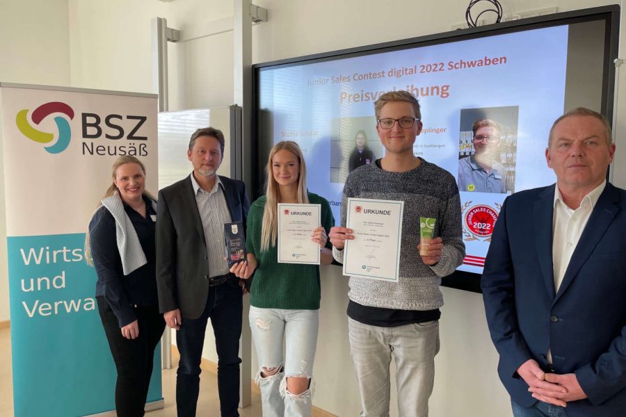 Abbildung 1: v.l.n.r. JSC Schwaben digital 2022 Platz 2 Sophie Schaar (Rewe Hauptbahnhof), Platz 3 Gabriel Keplinger (Denn´s Biomarkt Stadtbergen)