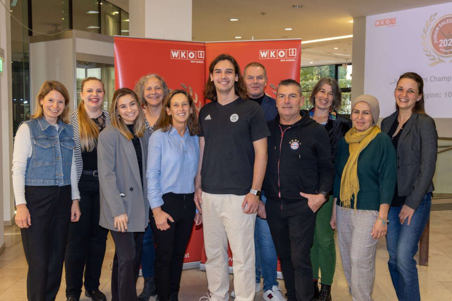 Abbildung 5 Junior Sales Champion International in Salzburg mit Philipp Rieger, Eltern und Lehrkräften