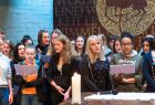 Schüler singen bei einem Gottesdienst