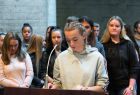 Eine Schülerin hält eine Rede im Gottesdienst