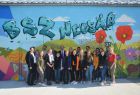 Gruppenbild vor dem Schulgraffiti