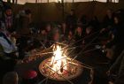 Schüler bei Lagerfeuer und Stockbrot