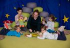 Kinder schauen sich ein Bilderbuch an