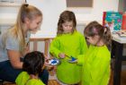 Kinder bemalen sich