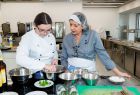 Schüler beim kochen