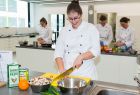 Schüler beim kochen