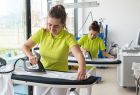 Schüler beim Bügeln