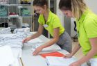 Schüler legen wäsche zusammen
