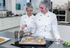 Schüler backen Plätzchen