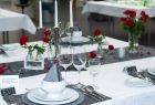 Schön dekorierter Tisch für eine silberhochzeit