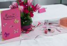 SChön dekorierter Tisch mit Menu Karte in pink