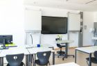 Klassenzimmer mit digitaler Medienwand