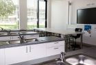Klassenzimmer mit mehreren Kochenzeilen