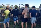 Schüler auf einer Straussenfarm