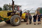 Schüler besichtigen einen großen Traktor